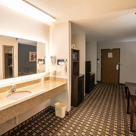 Quality Inn & Suites Watertown Near Prairie Lakes Ice Arena-2