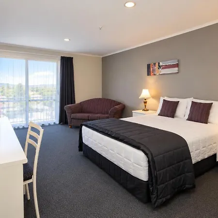 Champers Motor Inn-3