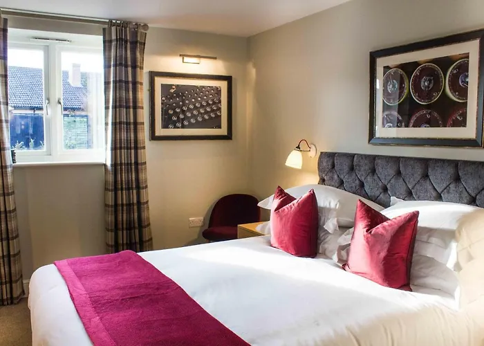 Crown & Punchbowl Hotel Milton 