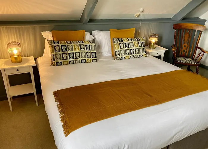 The Lion At West Pennard Hotel