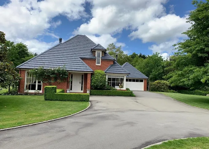 Pin Oaks Luxury Bed & Breakfast
