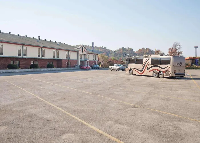 Super 8 By Wyndham Grayson Hotel