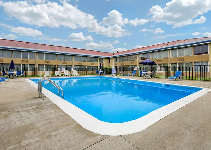 Econo Lodge Inn & Suites Triadelphia - Wheeling