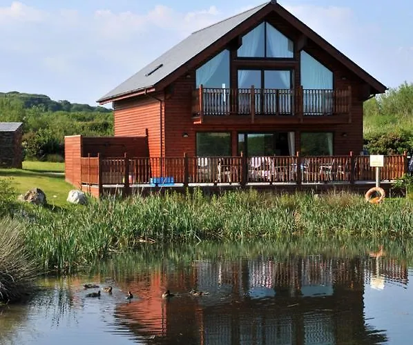 Swallow Lodge With Hot Tub, Dogs Welcome Sleeps 8, Great Resort Facilities