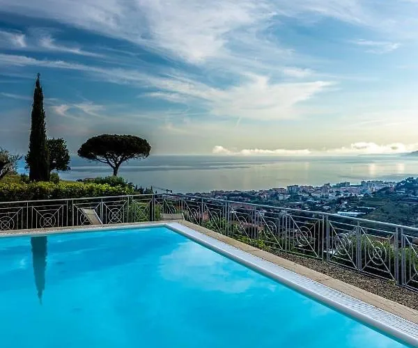 Villa Gaia - Luxury Villa, Pool & Wellness Rooms