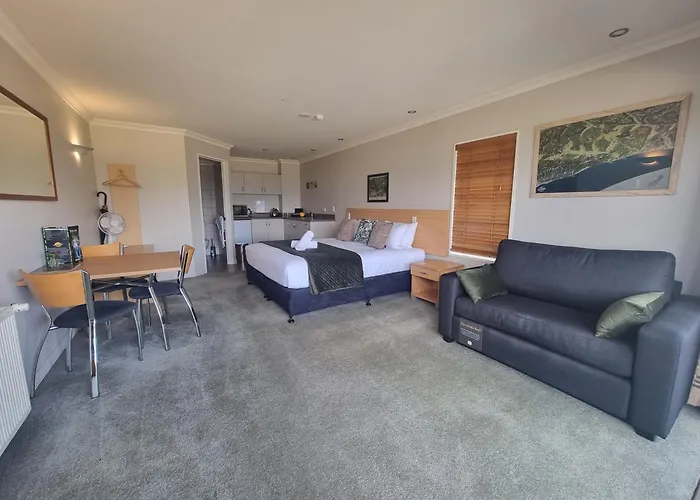 Hotel Lake Brunner