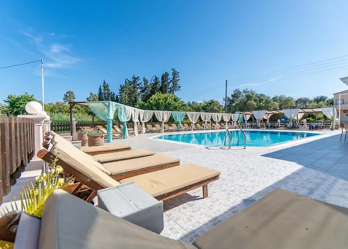 Sandy Beach Complex - Poolside Studios & Seaside Apartments