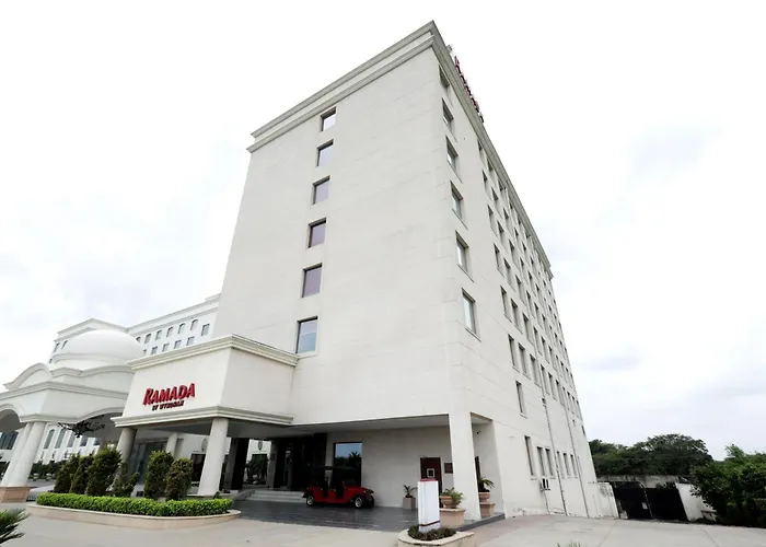 Ramada By Wyndham And Convention Center