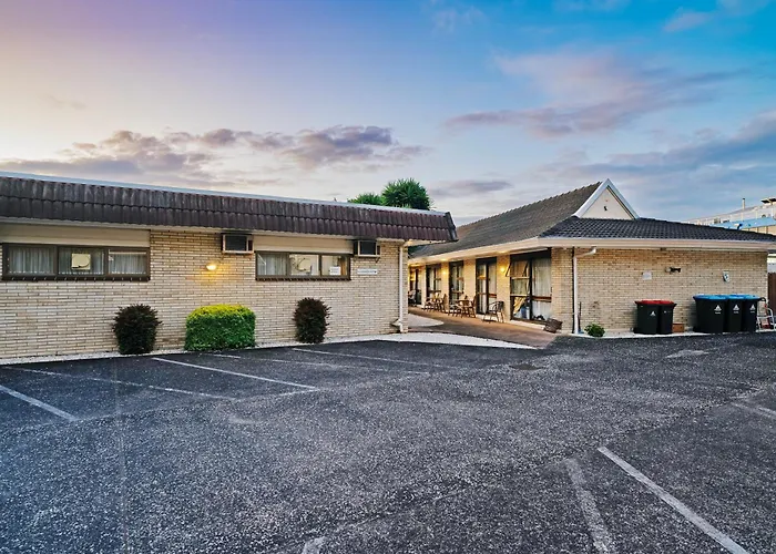 Dukes Midway Lodge