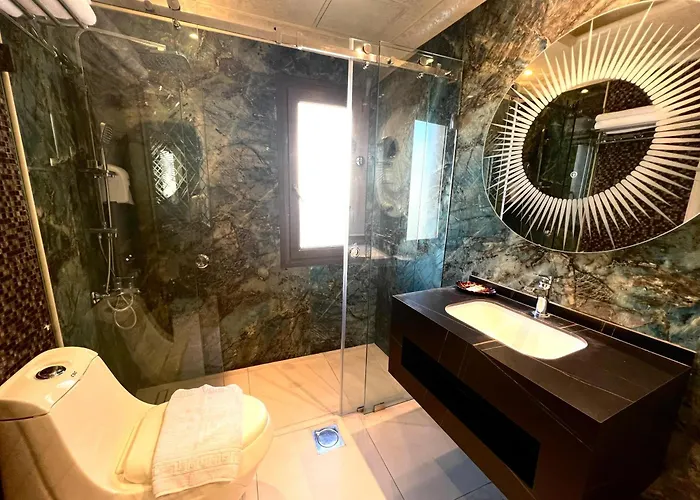 Q Hotel