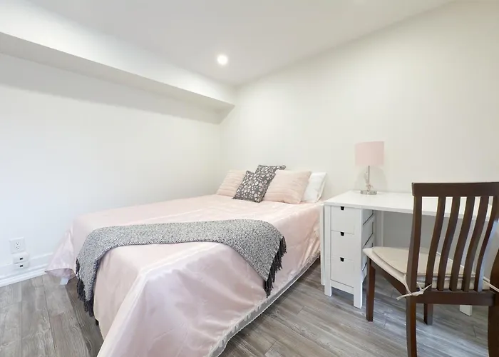 Cozy Room With Private Bath Near Don Mills Subway