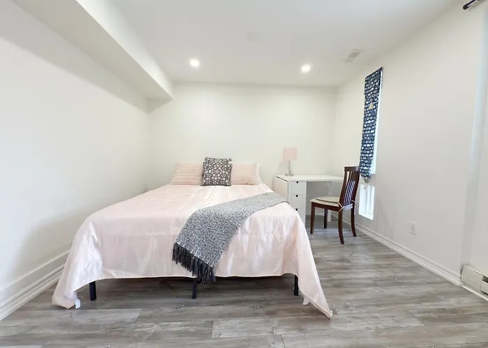 Cozy Room With Private Bath Near Don Mills Subway