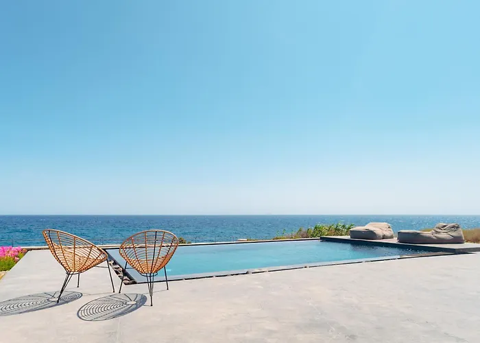 Colombos Beachfront Foinikia 