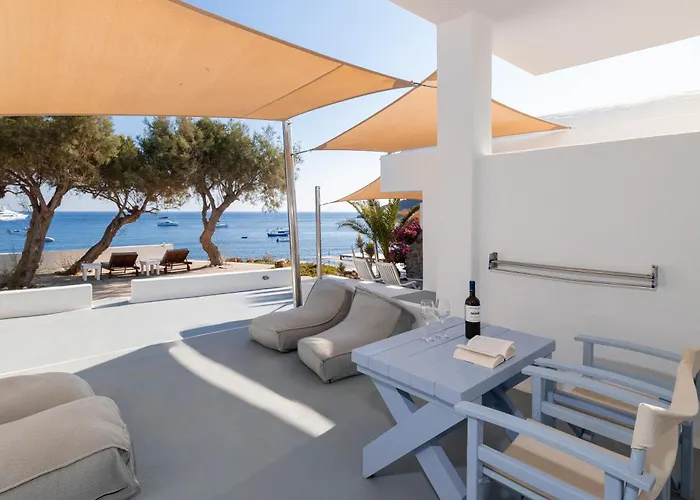 Akrotiri Hotel
