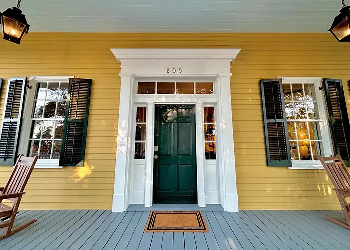 Anchuca Historic Mansion & Inn