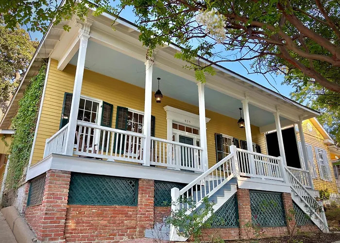 Anchuca Historic Mansion & Inn