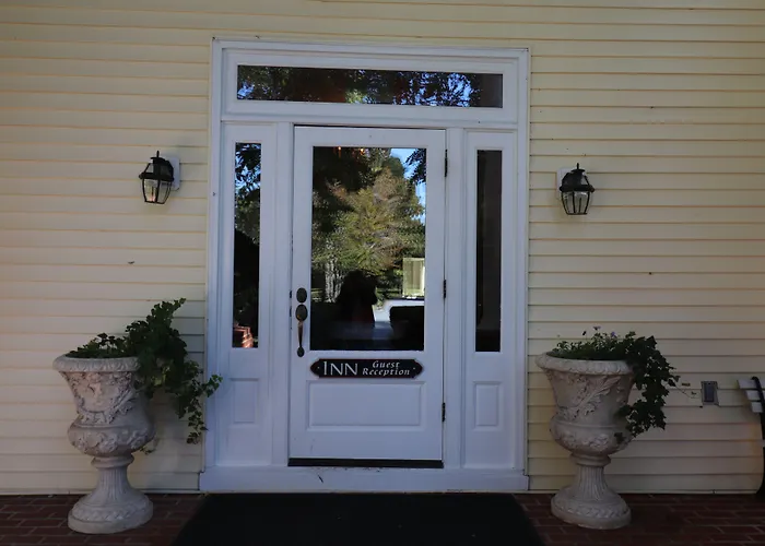 The Oaks Waterfront Hotel