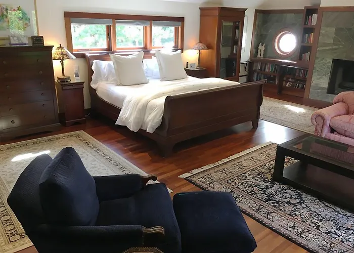 East Hampton Art House Bed And Breakfast