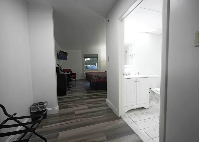 Greenwoods Inn & Suites