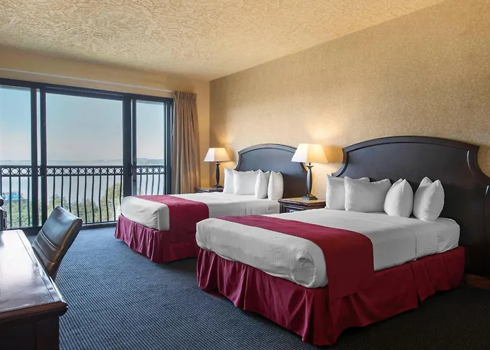 Shoreline Inn & Conference Center, An Ascend Collection Hotel