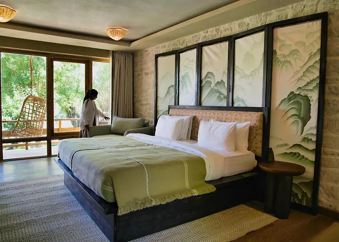 Stone Hedge Hotel