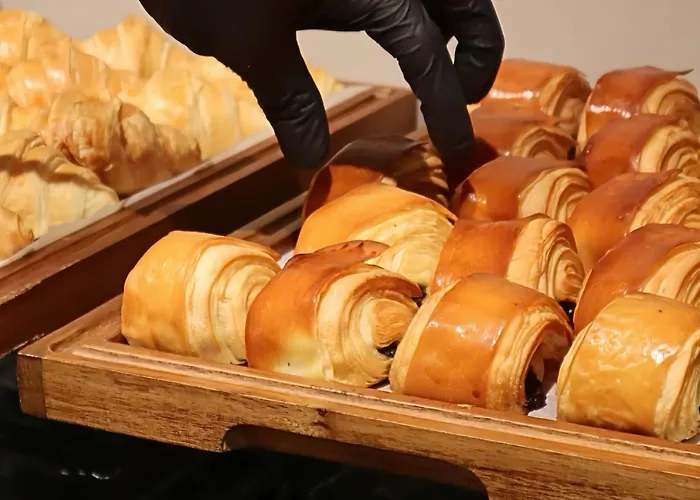 M City Hotel Saigon - Complimentary Afternoon Tea Served Daily