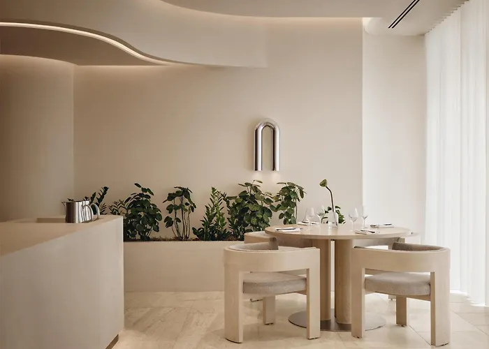 Vogue Montreal Downtown, Curio Collection By Hilton