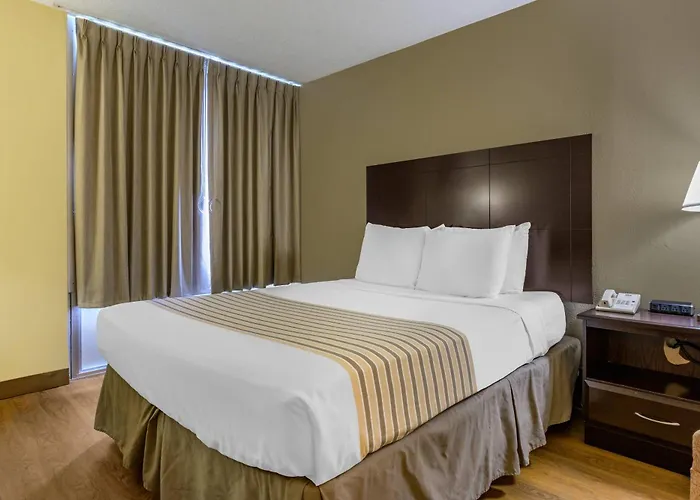Econo Lodge Inn & Suites Triadelphia - Wheeling