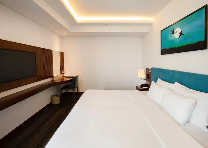 Maximilan Danang Beach Hotel