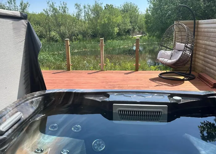Swallow Lodge With Hot Tub, Dogs Welcome Sleeps 8, Great Resort Facilities