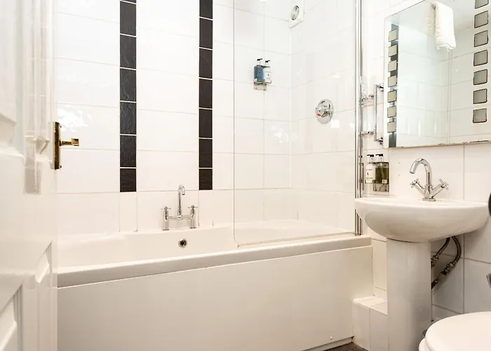 Howbeck & The Retreat Central Location, Incl Off-Site Health Club And Parking Ev Point Available, Great Deals On