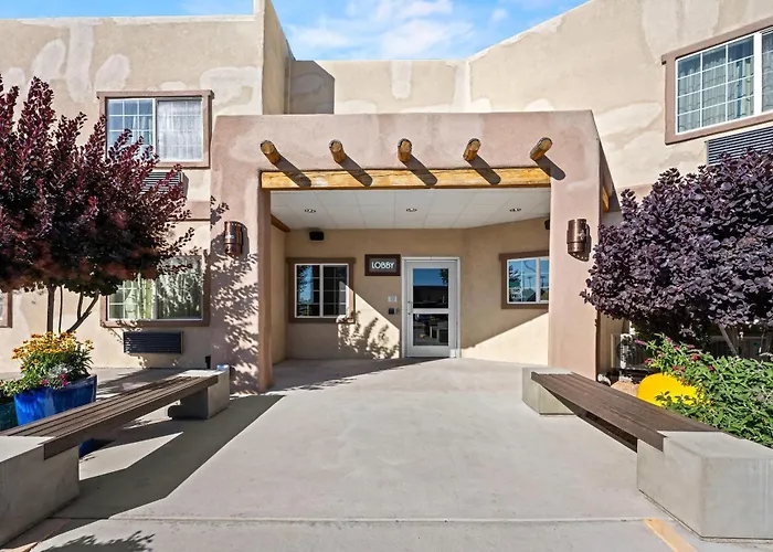 Econo Lodge Inn & Suites South