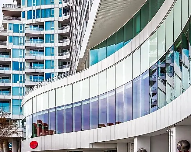 Pinnacle Hotel At The Pier