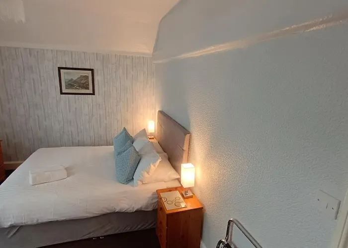Hazeldene Guest House - With Free Offsite Health Club