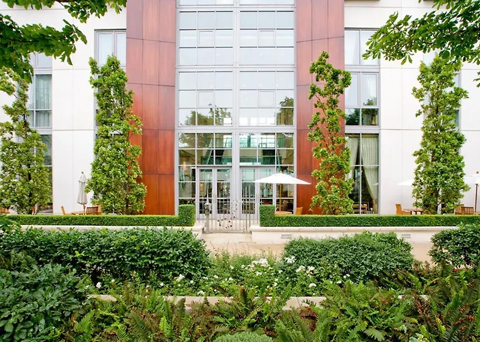 Canary Riverside Plaza Hotel
