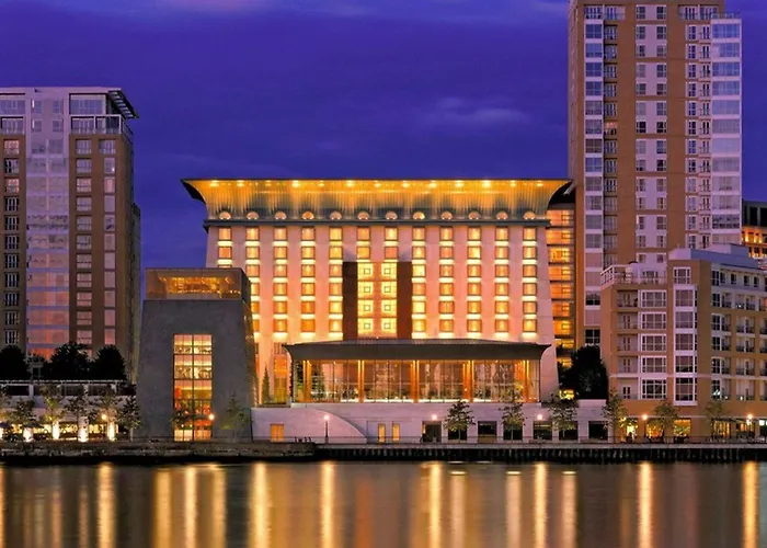 Canary Riverside Plaza Hotel