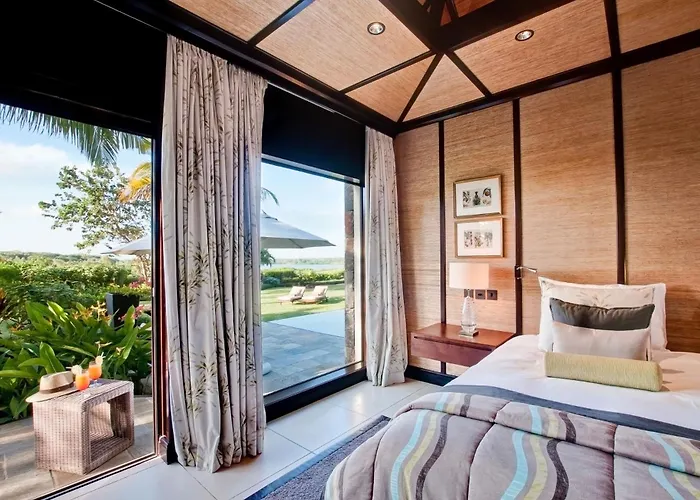 Hotel The Bay Club At Anahita Beau Champ