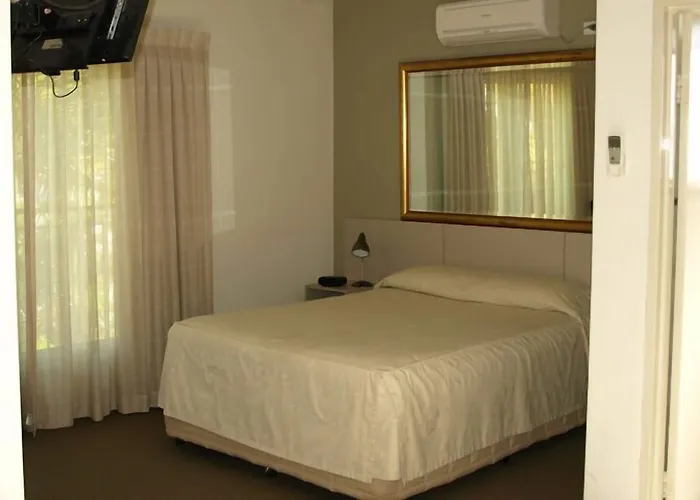Francis Phillip Motor Inn And The Lodge