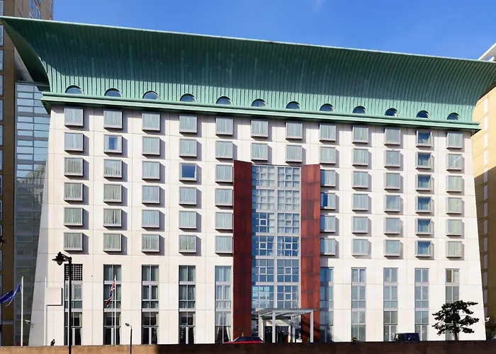 Canary Riverside Plaza Hotel