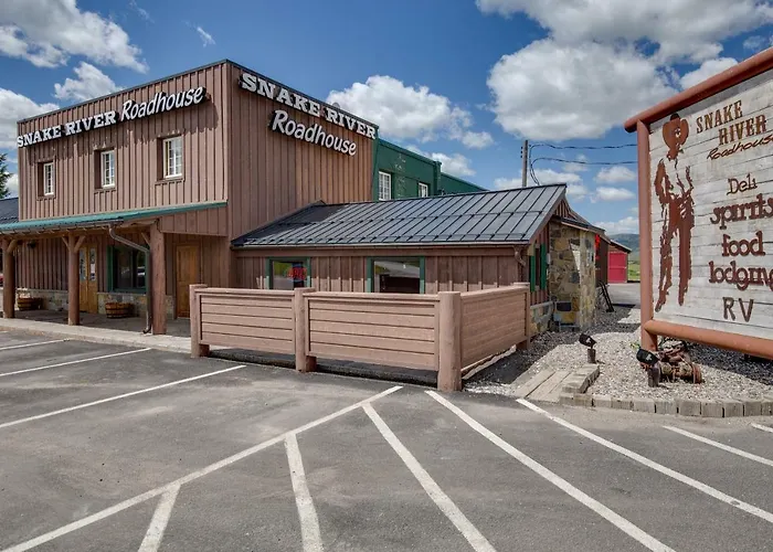 Snake River Roadhouse By Kabino Air Conditioning Wifi Bar Below Pool Table Shuffleboard Yummy Food